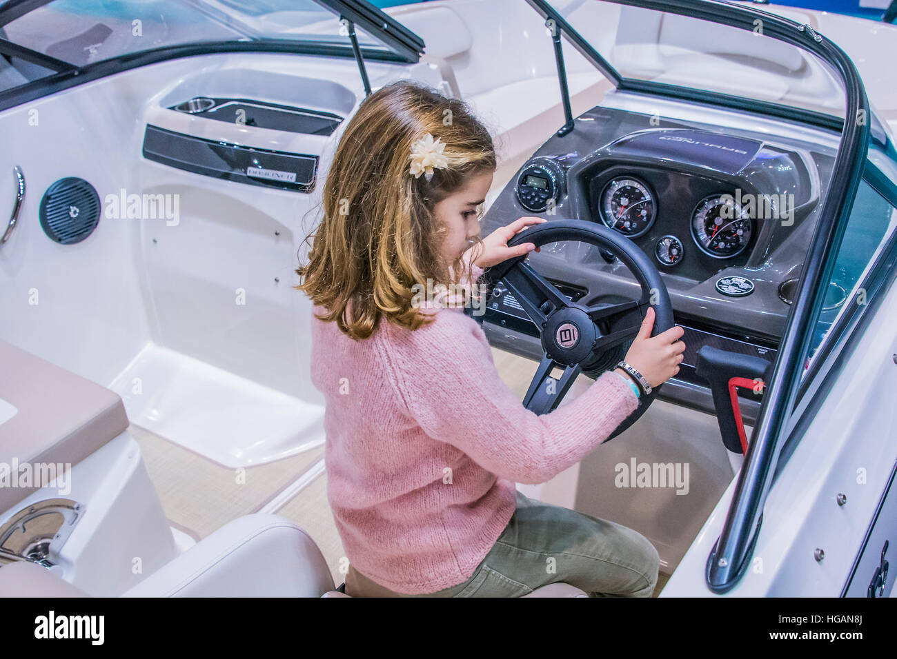 Londres, Royaume-Uni. 7 janvier, 2017. Une jeune fille prend le contrôle d'un Bayliner - Le London Boat Show ouvre au centre Excel de Londres 07 Jan 2017. © Guy Bell/Alamy Live News Banque D'Images