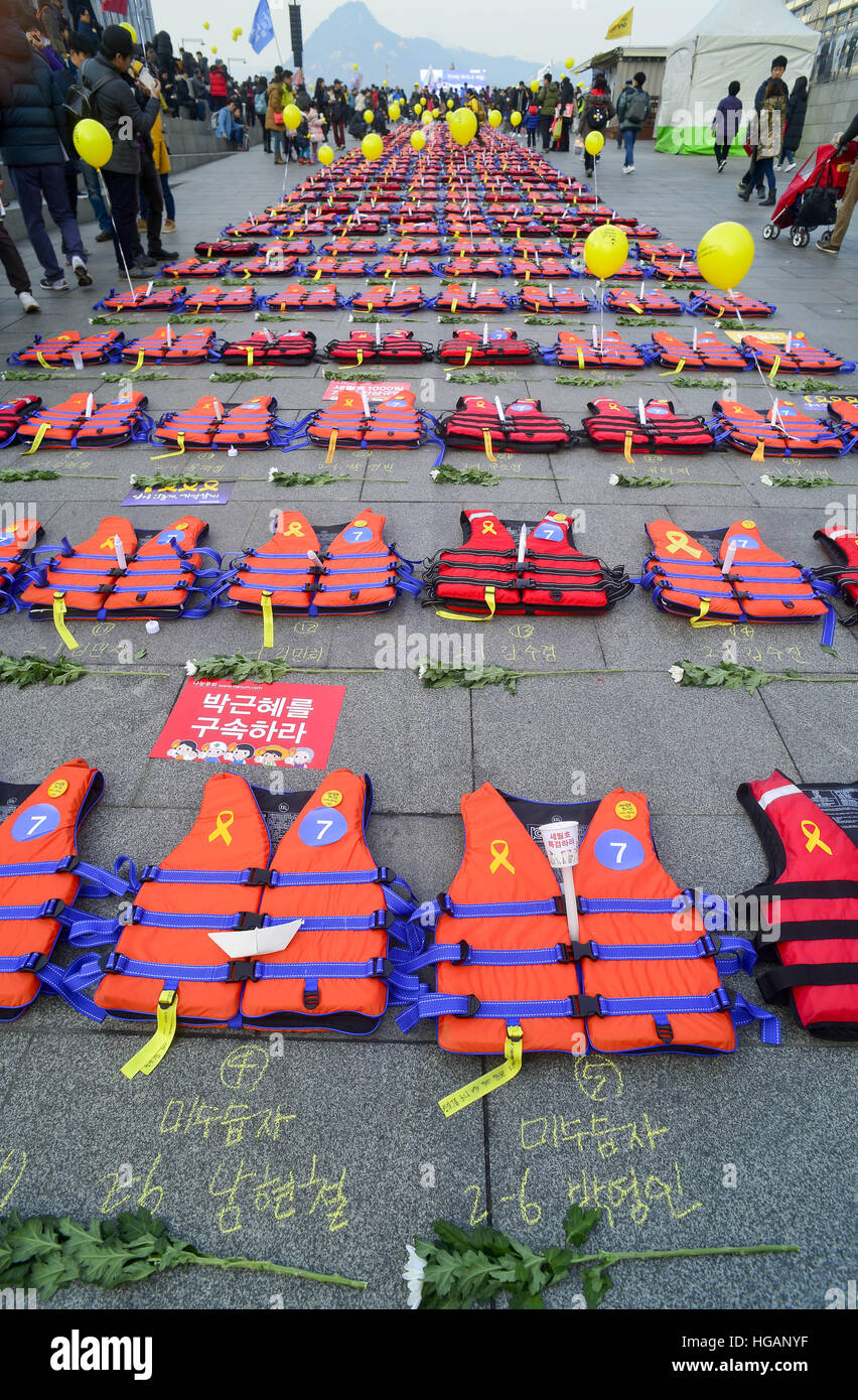 Séoul, Corée du Sud. Jan 7, 2017. Les gilets sont affichés pour rendre hommage aux victimes d'épave ferry Sewol en 2014 pendant le rallye contre le président Park Geun-hye sur place Gwanghwamun © Min Won-Ki/ZUMA/Alamy Fil Live News Banque D'Images