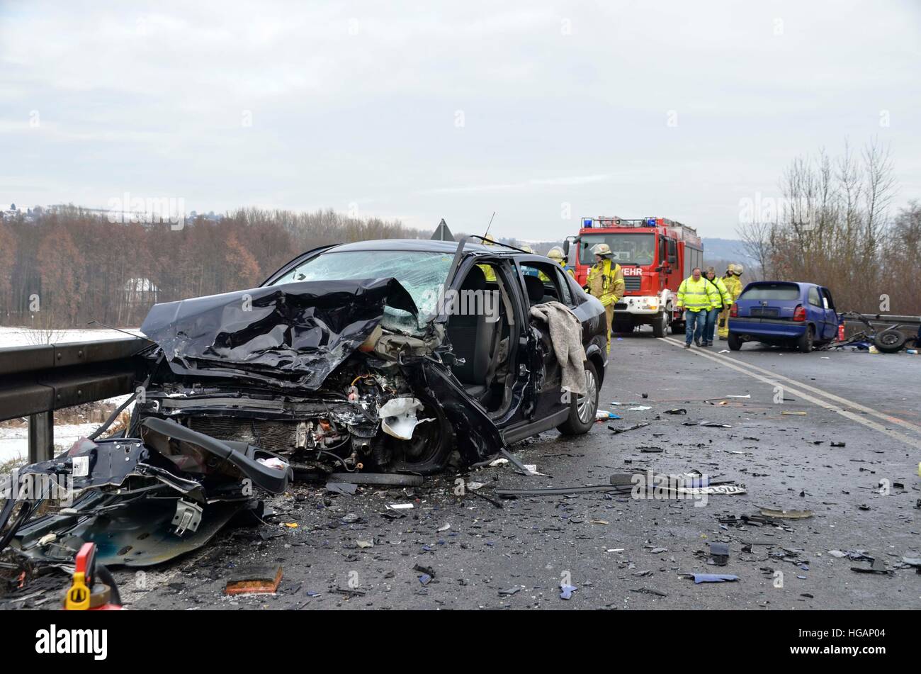 Neckartailfingen, Allemagne. Jan 7, 2017. Deux voitures endommagées sur la photo après une collision frontale avec un autre véhicule sur la route B312 près de Neckartailfingen, Allemagne, 7 janvier 2017. Un 89-year-old femme est morte dans l'accident. Photo : Andreas Rosar/dpa/Alamy Live News Banque D'Images