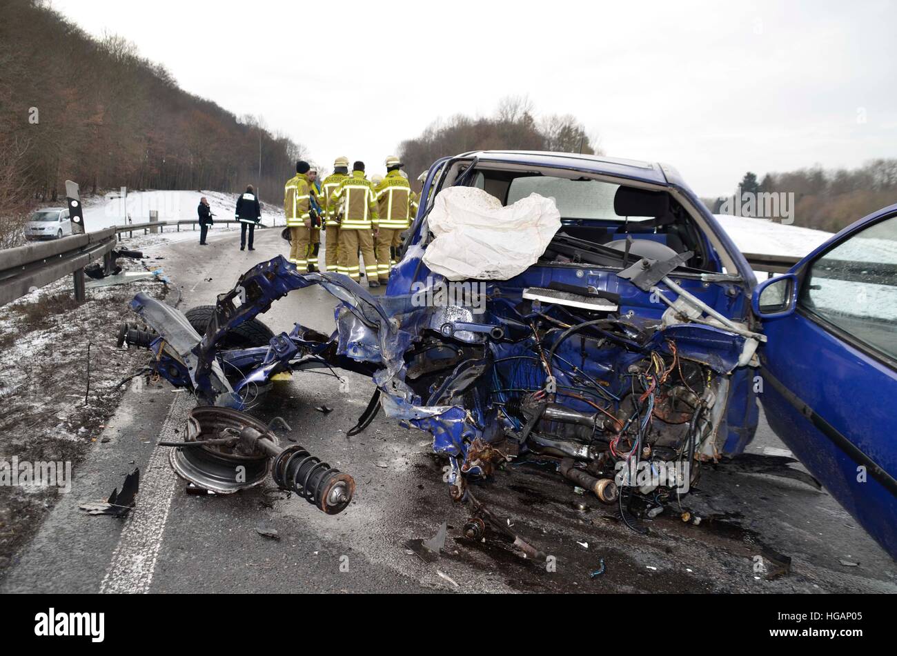 Neckartailfingen, Allemagne. Jan 7, 2017. Une voiture endommagée sur la photo après une collision frontale avec un autre véhicule sur la route B312 près de Neckartailfingen, Allemagne, 7 janvier 2017. Un 89-year-old femme est morte dans l'accident. Photo : Andreas Rosar/dpa/Alamy Live News Banque D'Images