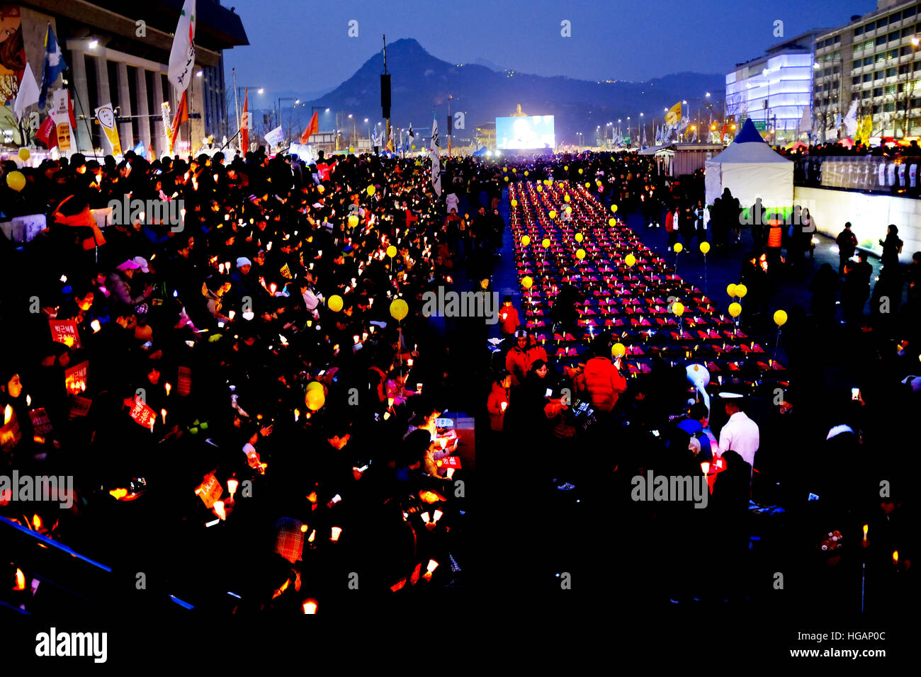 Séoul, Corée du Sud. Jan 7, 2017. Les gilets sont affichés pour rendre hommage aux victimes d'épave ferry Sewol en 2014 pendant le rallye contre le président Park Geun-hye sur place Gwanghwamun © Min Won-Ki/ZUMA/Alamy Fil Live News Banque D'Images