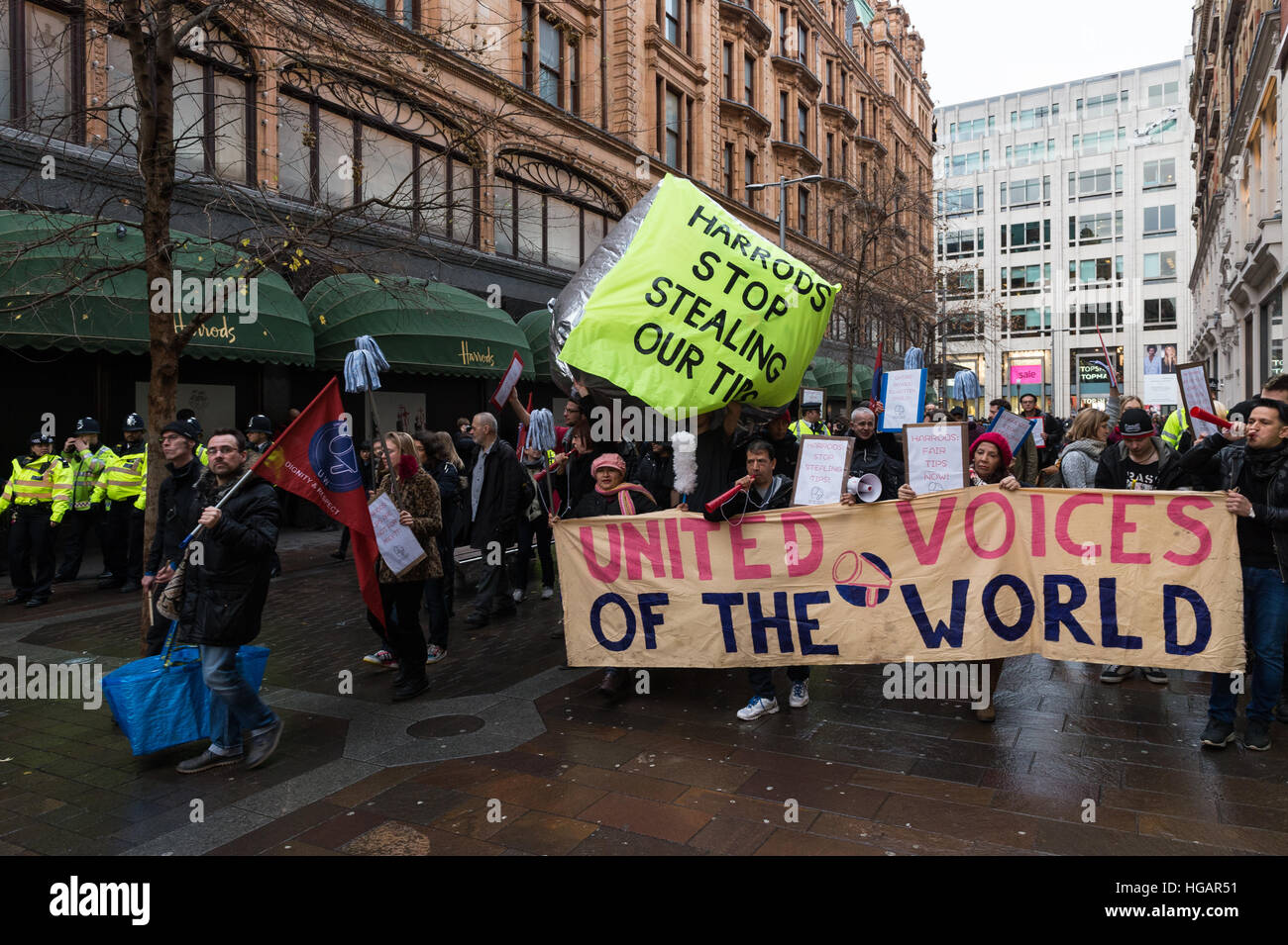 Londres, Royaume-Uni. 7 janvier 2017. Les voix de l'union mondiale a organisé la manifestation à l'extérieur de magasin de luxe Harrods sur les conseils de la société politique dans son département culinaire. Environ 25 % de la majoration de 12,5 % pour les clients des restaurants d'initiative parlementaire sont partagés entre le personnel de restauration alors que Harrods, appartenant à la famille royale du Qatar, garde le reste. Les manifestants ont soutenu par des militants anarchistes à partir de la guerre de classe appel à Conseils transparente et politique a affirmé que 100 % de la charge de service devrait aller aux travailleurs. Wiktor Szymanowicz/Alamy Live News Banque D'Images