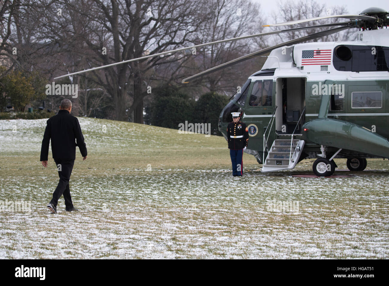 Washington, DC, USA. 07Th Jan, 2017. Le président américain Barack Obama se rend à bord d'un marin sur la pelouse Sud de la Maison Blanche à Washington, DC, USA, 07 janvier 2017. Le président Obama n'est au départ de la Maison Blanche pour une soirée voyage en Floride pour assister à un mariage. © MediaPunch Inc/Alamy Live News Banque D'Images