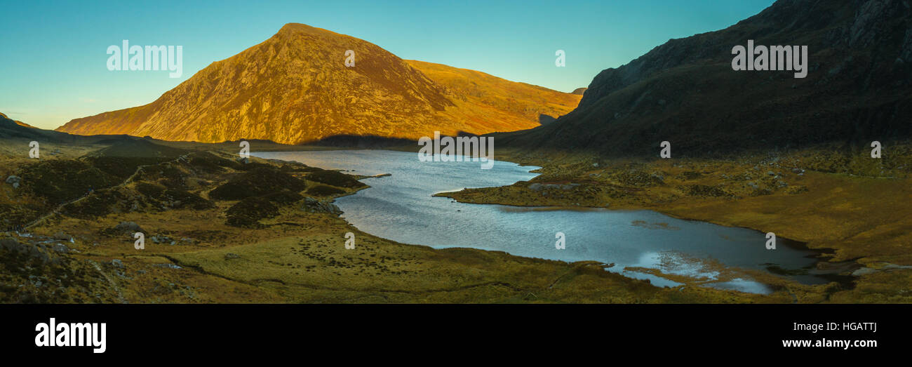 Llyn Idwal et Pen An Wen Ole, au Pays de Galles Banque D'Images