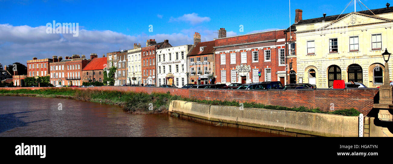 Le bord nord de la rivière Nene, Wisbech, ville, Cambridgeshire, Angleterre, Royaume-Uni Banque D'Images