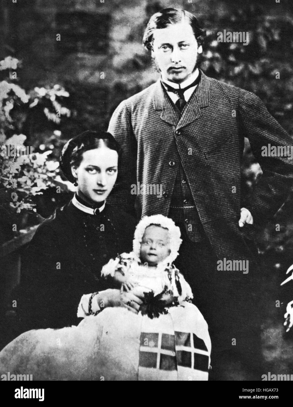 Édouard VII en tant que prince de Galles et son épouse la princesse Alexandra en janvier 1864 avec leur premier enfant plus tard, Victor Albert Prince Albert Victor le duc de Clarence. Banque D'Images