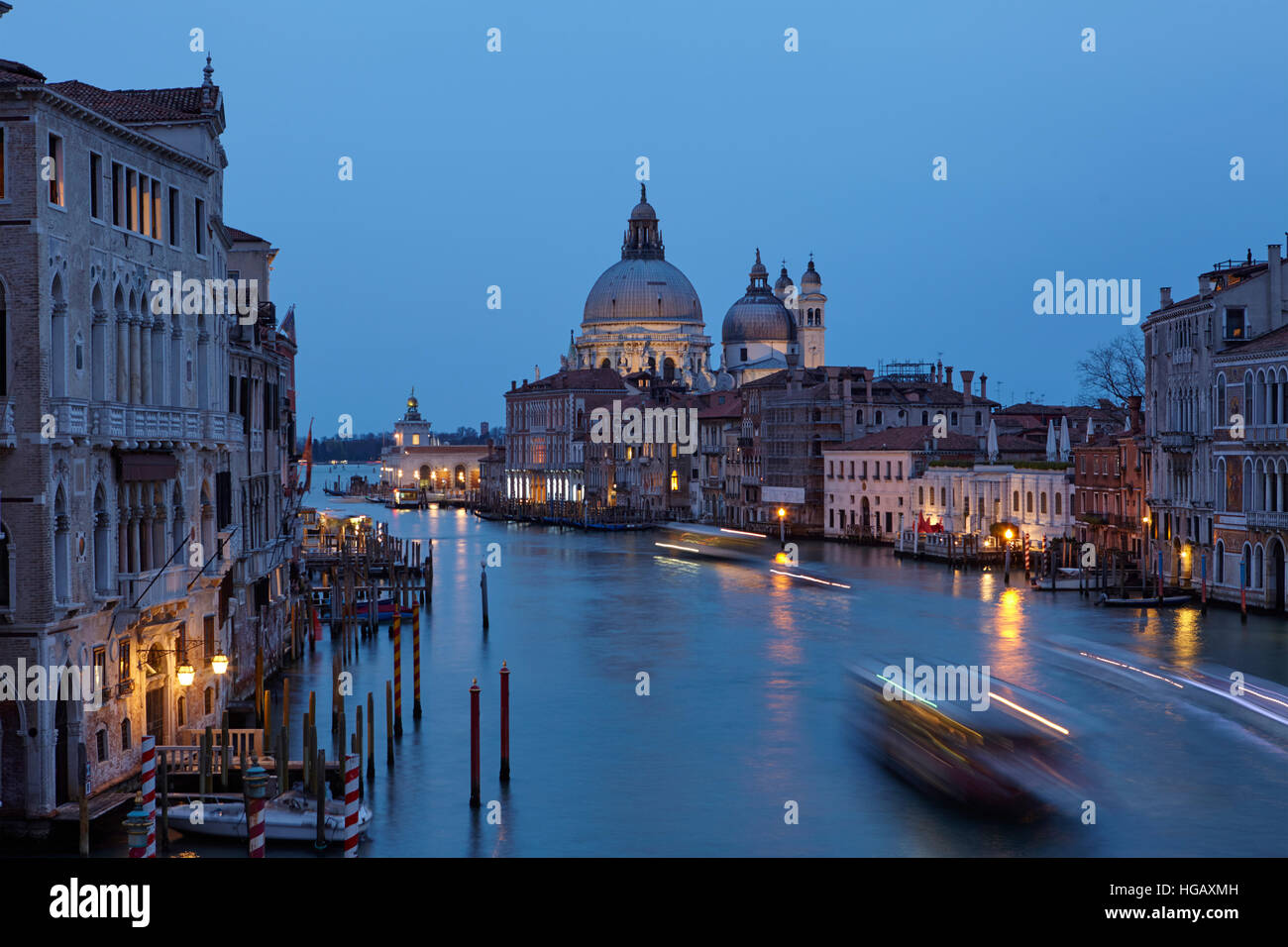 Vue sur le Grand Canal et la Basilique de Santa Maria della Salute, à partir du pont de l'Académie, Venise, Italie Banque D'Images