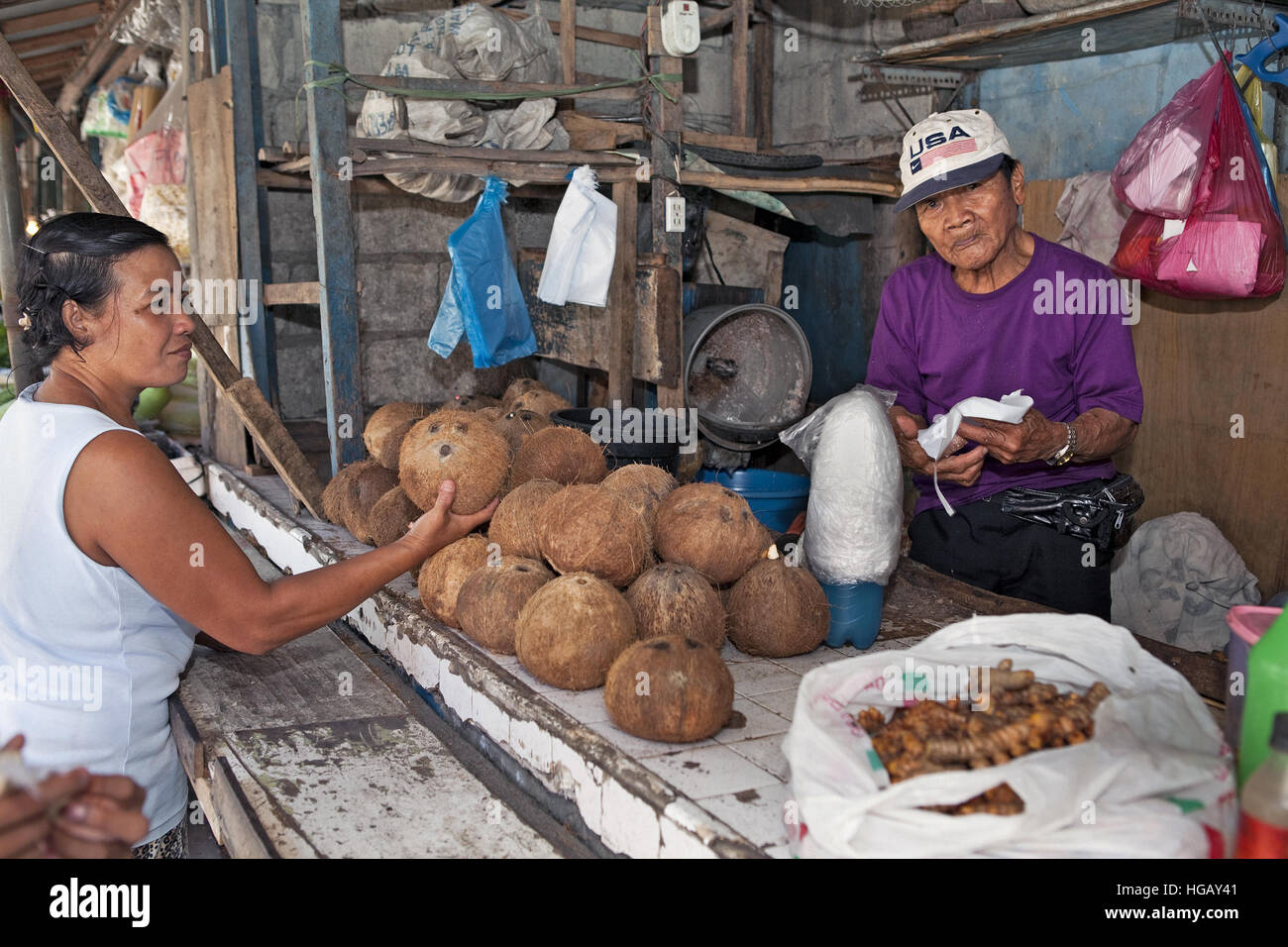 Personnes âgées homme de son pays à la coco vend au marché public Barretto Ville, l'île de Luzon, aux Philippines. Banque D'Images