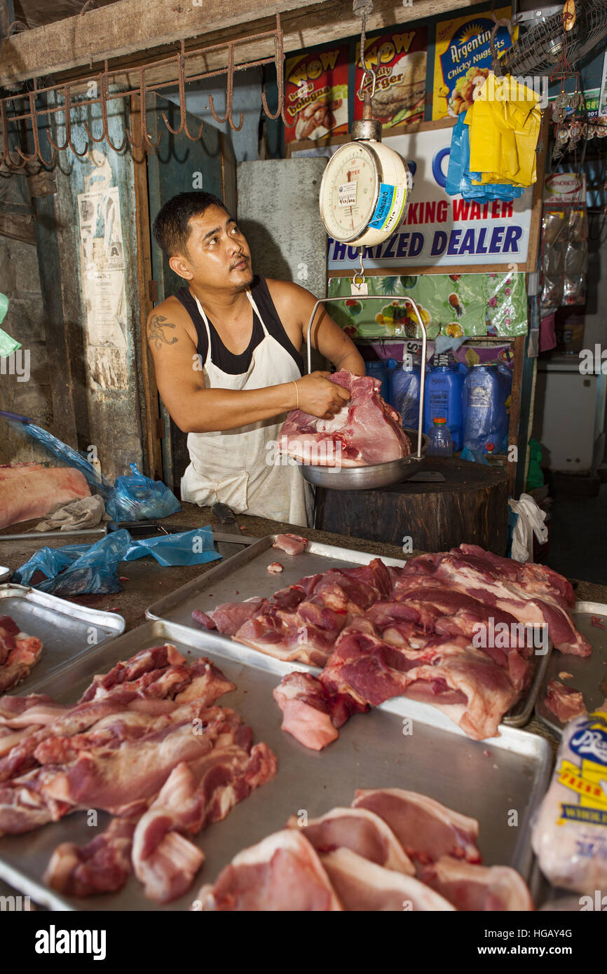 La pièce de viande de porc cru en vente au marché public en ville, Barretto Subic Bay, l'île de Luzon, aux Philippines. Banque D'Images
