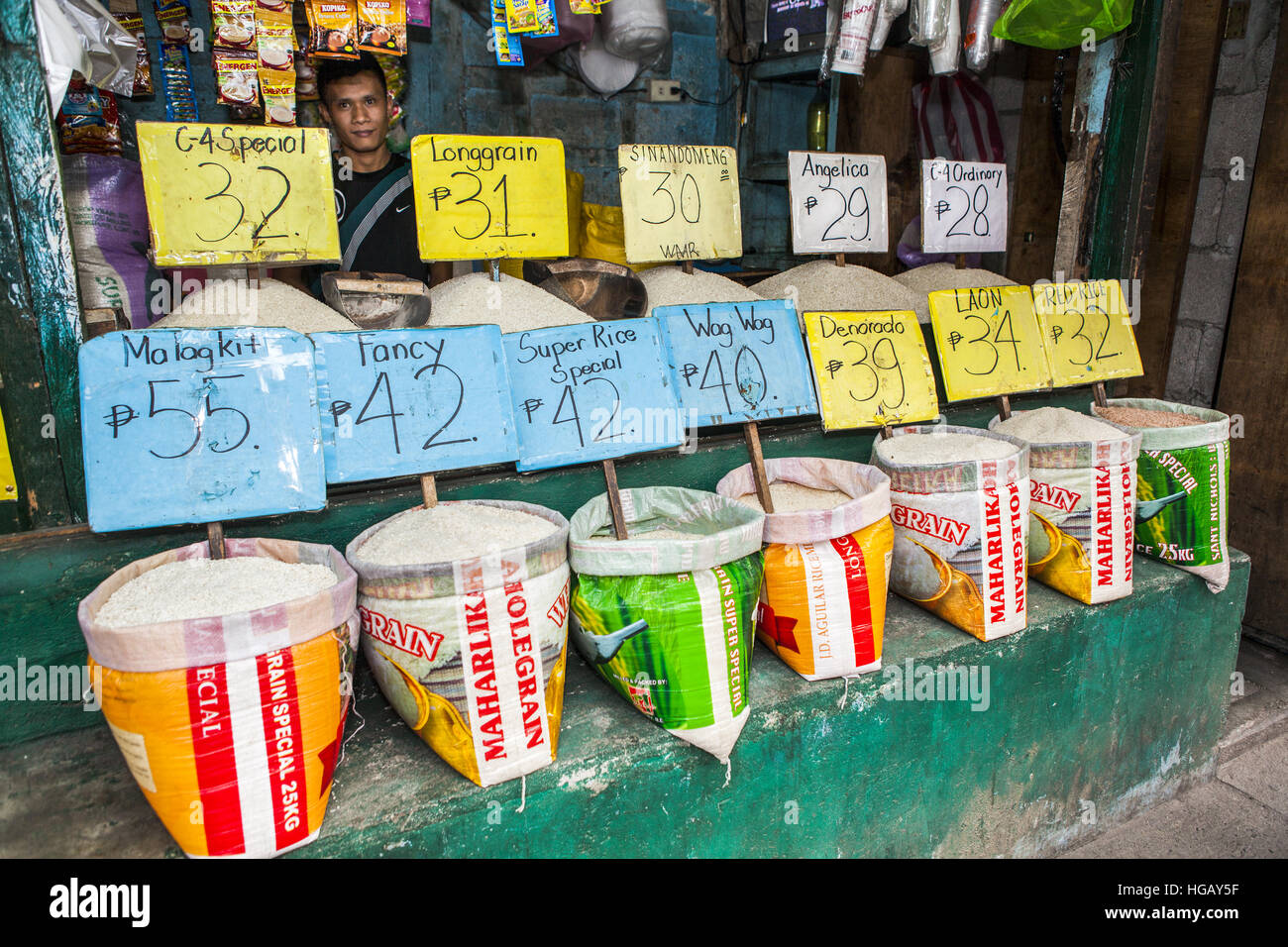 Différentes variétés de riz blanc à la vente avec prix en pesos des signes dans les Philippines. Banque D'Images