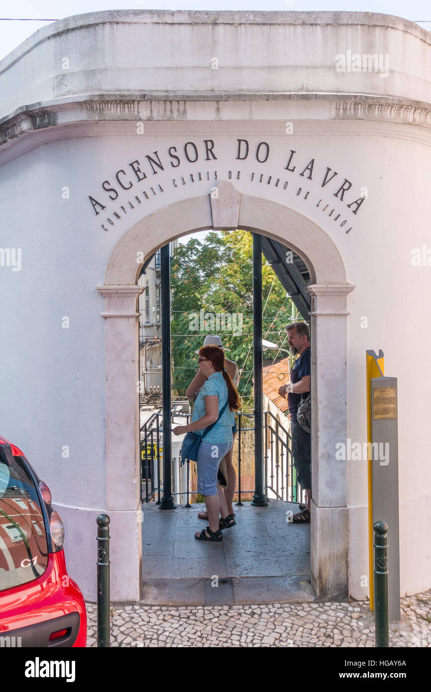 L'entrée supérieure à la station de funiculaire Ascensor do Lavra. Il est l'un des plus anciens funiculaires à Lisbonne, Portugal. Banque D'Images