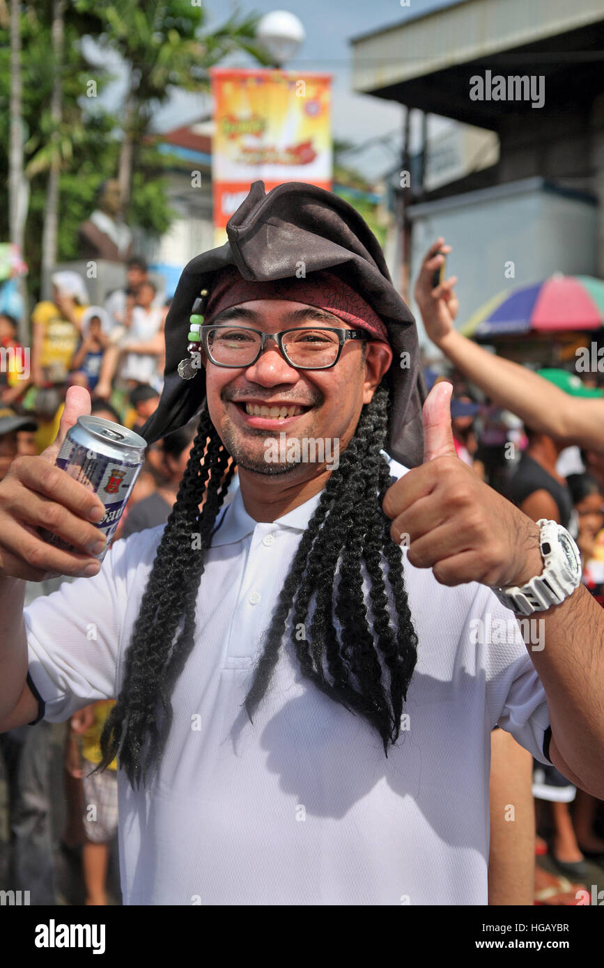 Un homme donne Thumbs up à la célébration de l'cochon braisé Balayan Festival à Balayan, Batangas, Luzon, Philippines. Banque D'Images