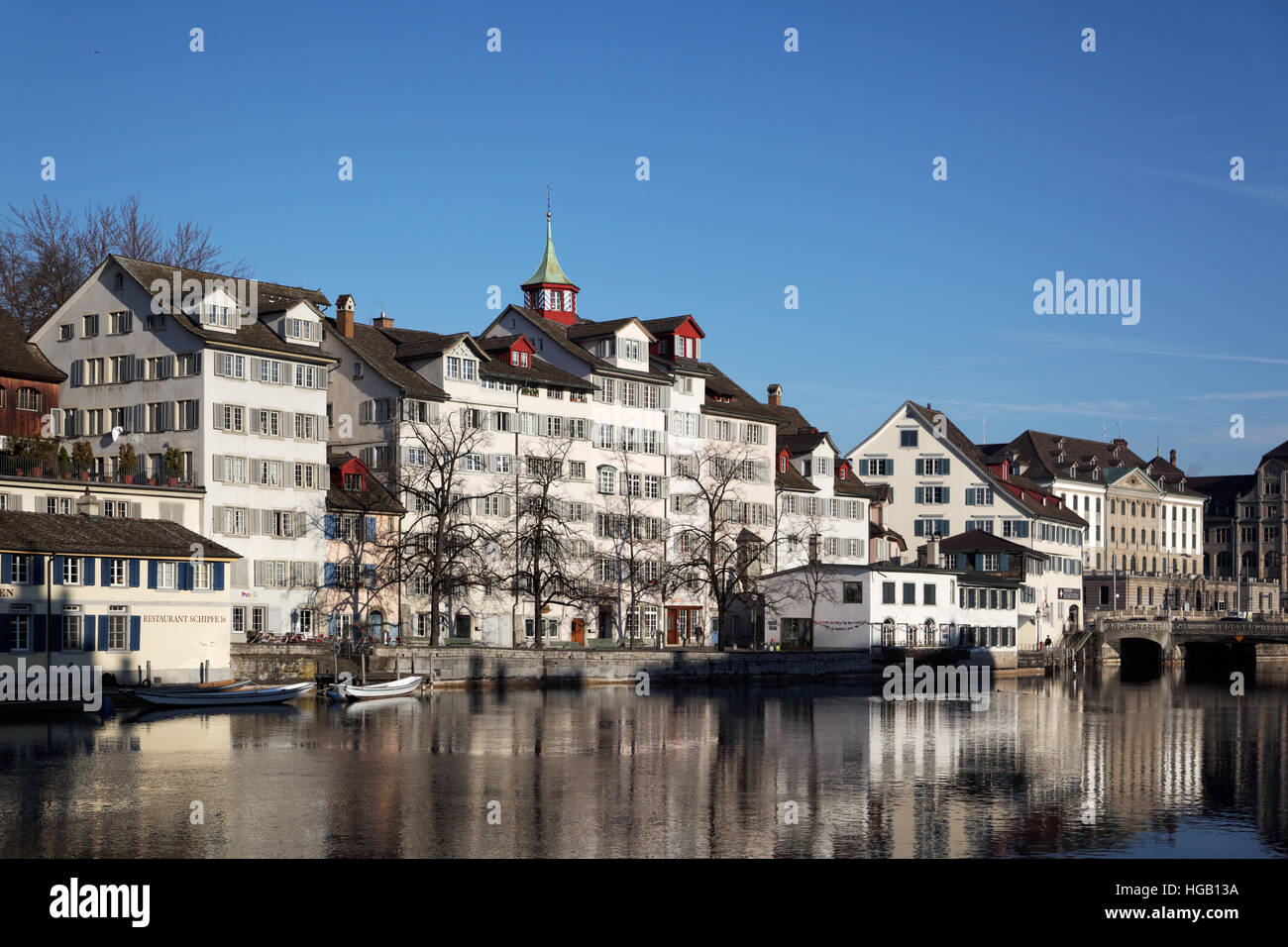 Schipfe riverfront reflétée dans la rivière Limmat, Zürich Suisse Banque D'Images