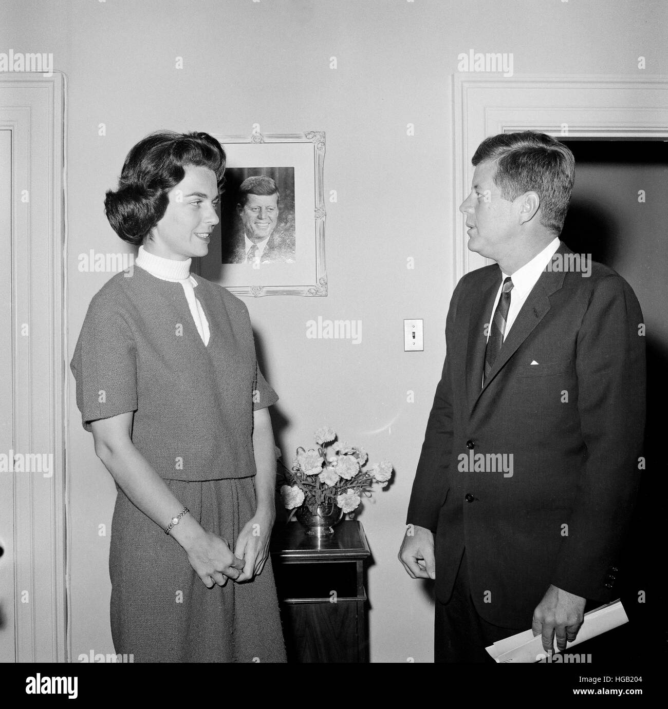 Le président John F. Kennedy avec un ancien membre du personnel de la Maison Blanche. Banque D'Images