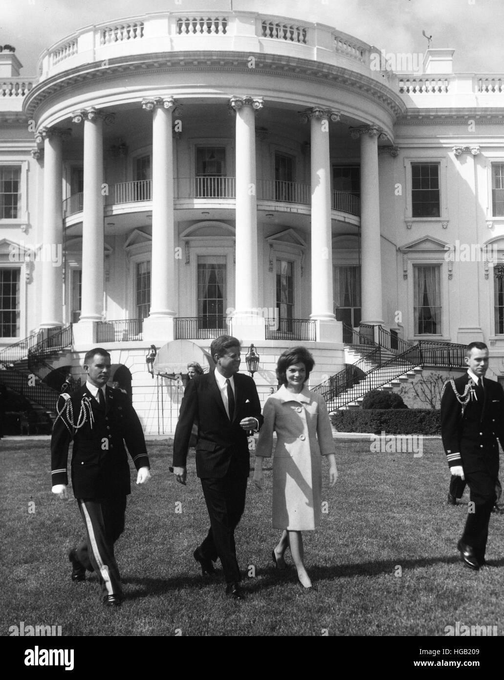 Le président John F. Kennedy et de la Première Dame en face de la Maison Blanche. Banque D'Images