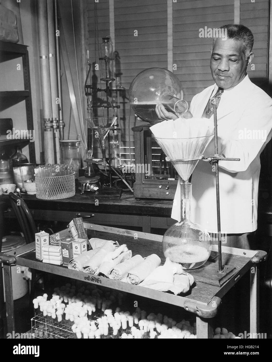 Un laboratoire aide la préparation pour les tests des médias, vers 1940. Banque D'Images
