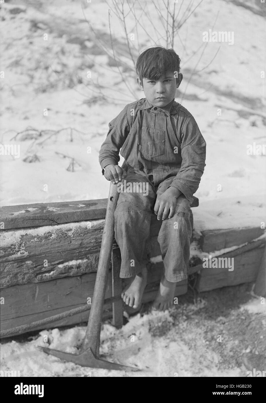 Un jeune garçon creuser charbon de la mine de refuser sur le bord de la route dans la région de Scotts Run, West Virginia, 1936. Banque D'Images