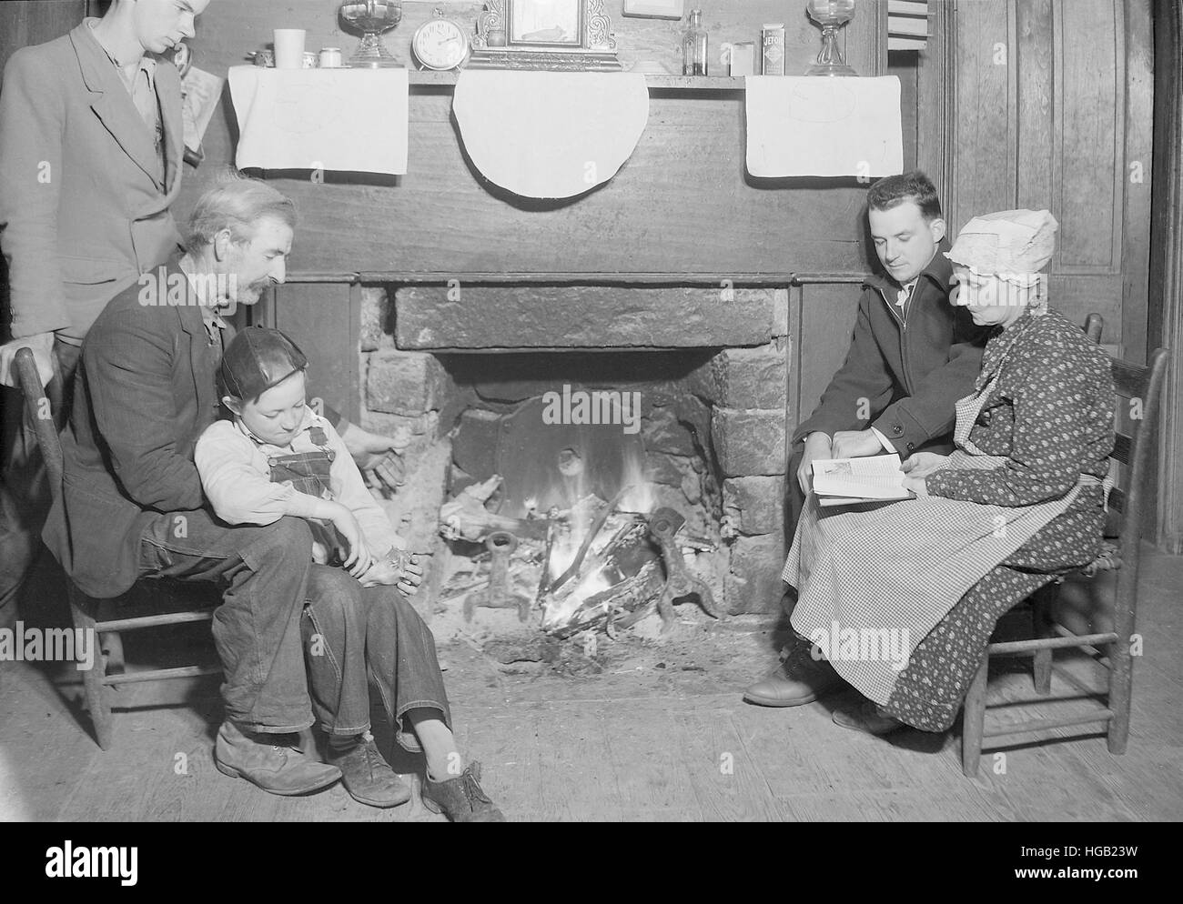 Famille par cheminée à leur domicile, à ville de Norris, New York, 1933. Banque D'Images