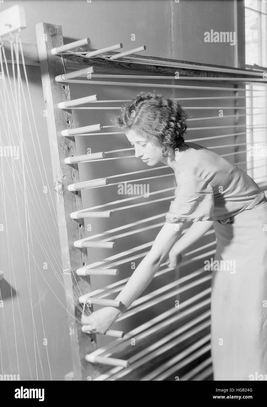 Femme préparant warp pour le tissage, 1933. Banque D'Images