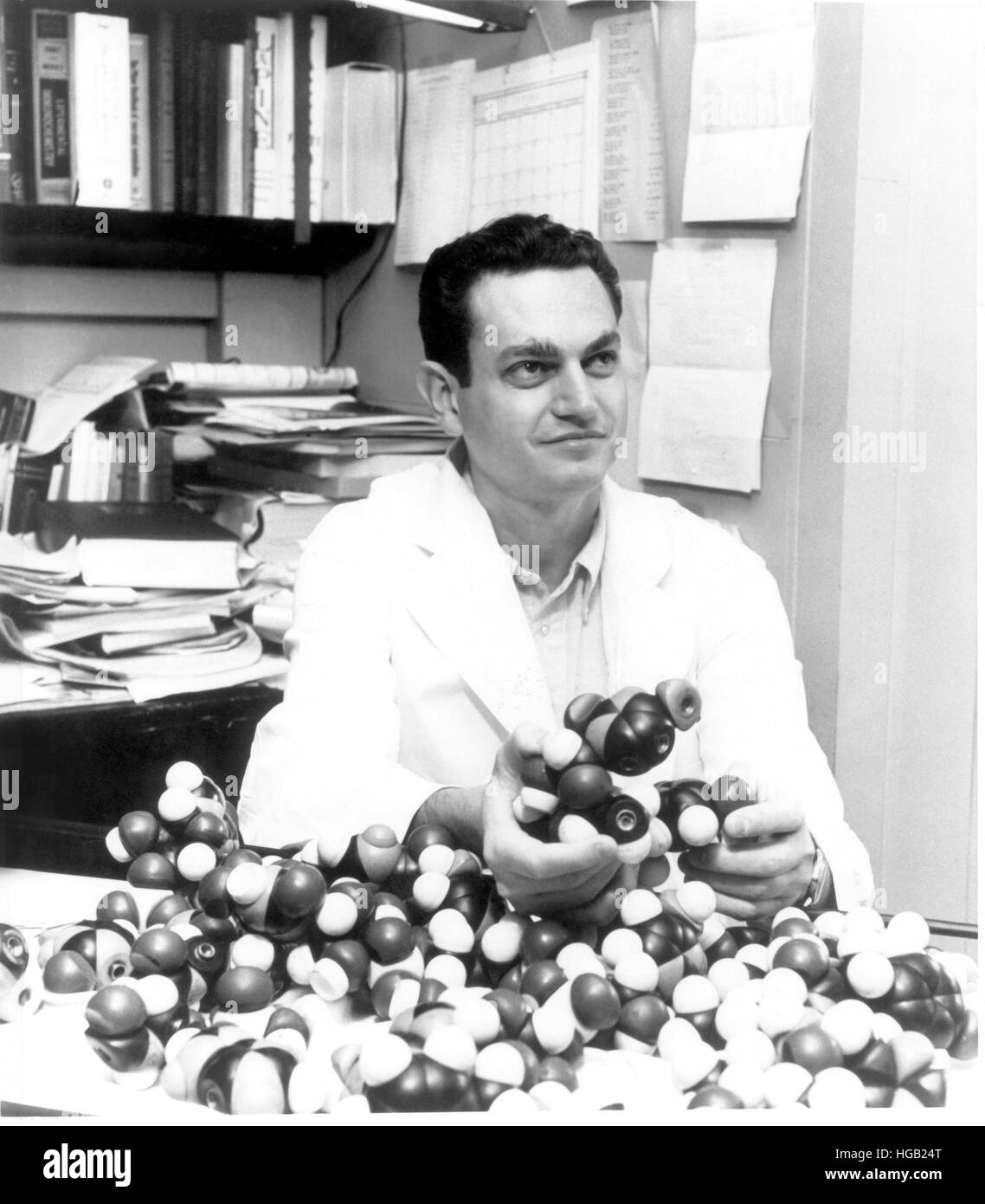 Le Dr Marshall Nirenberg holding modèles d'ADN. Banque D'Images