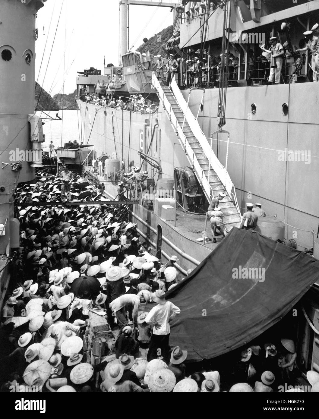 Les réfugiés d'attendre à bord d'un navire à Haiphong, Vietnam, 1954. Banque D'Images