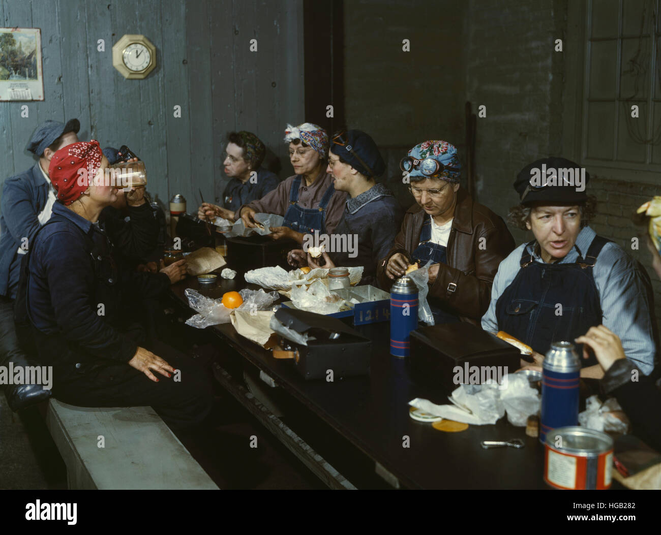 Les femmes prenant le déjeuner dans leur salle de pause, avril 1943. Banque D'Images