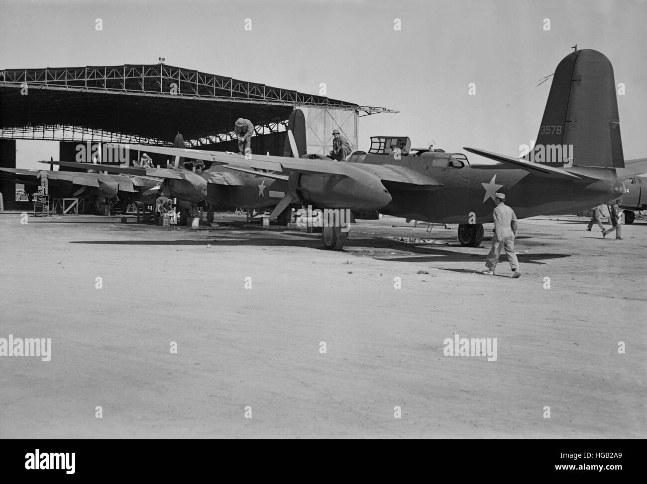 Des avions de guerre sont donnés un contrôle final avant la livraison à la Russie, 1943. Banque D'Images