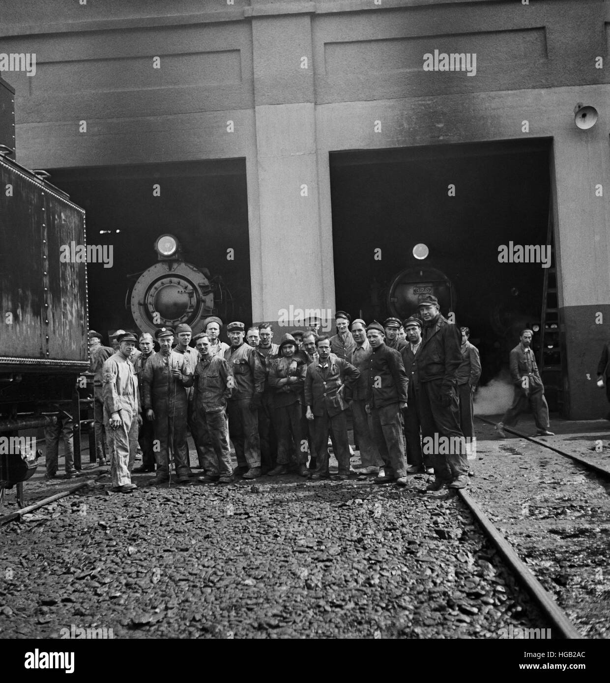 Les travailleurs du chemin de fer américains et britanniques à une rotonde quelque part en Iran, 1943. Banque D'Images