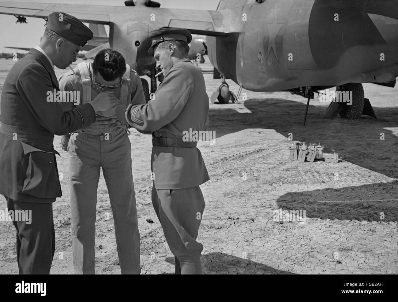 Cuisine américaine, russe et de la Royal Air Force d'éclairage d'autres pilotes de chaque cigarette. Banque D'Images