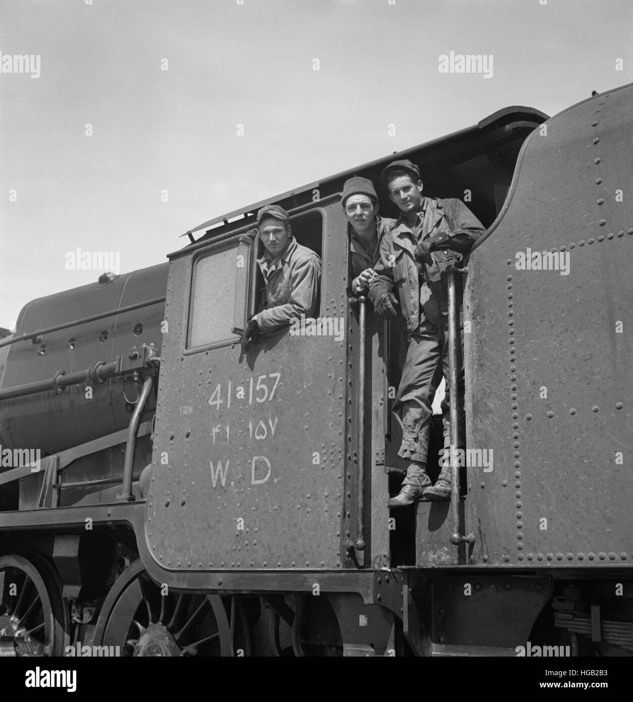 Équipe mixte d'ingénieurs américains et britanniques dans la cabine d'un moteur américain, 1943. Banque D'Images