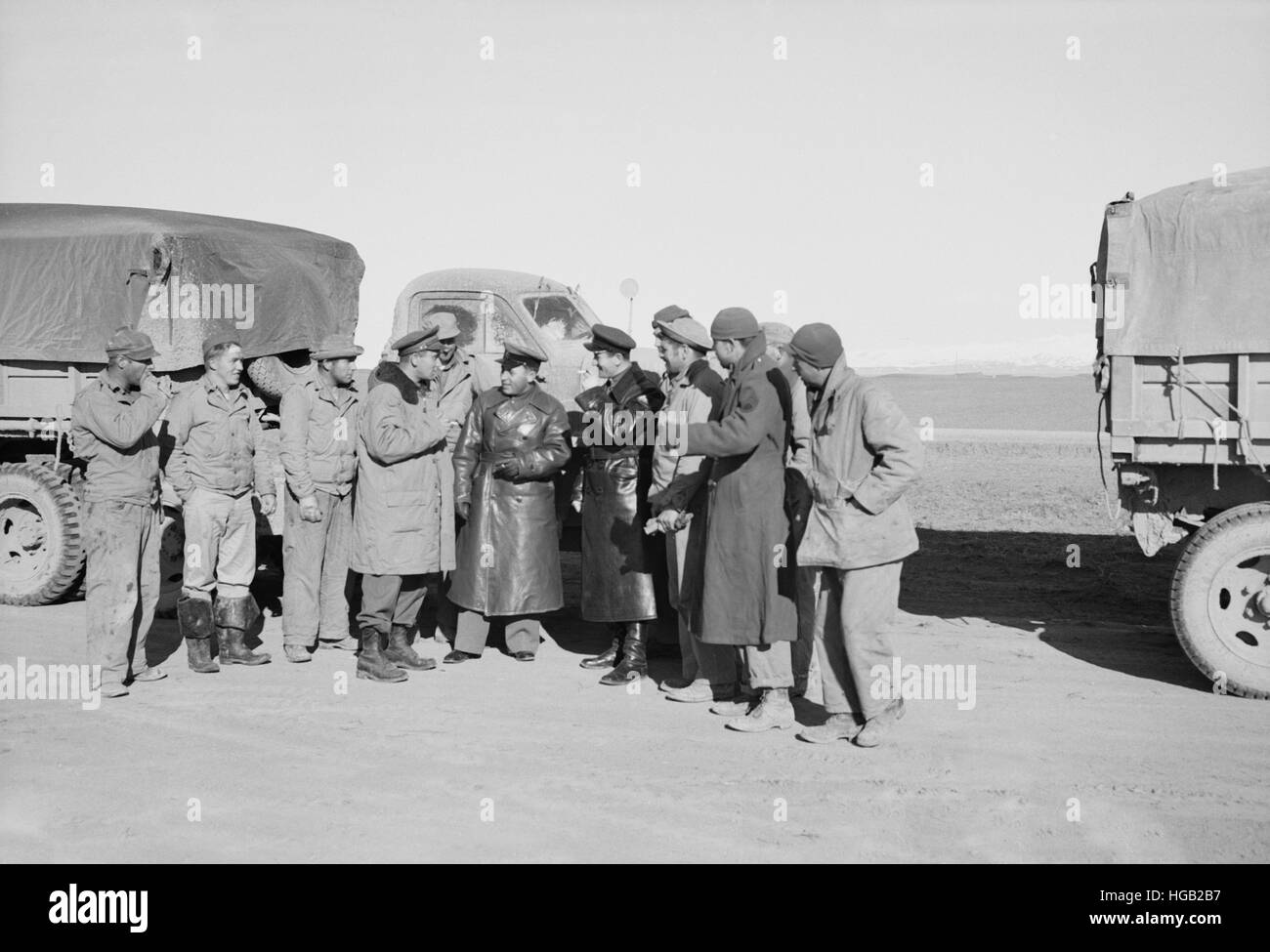 Des officiers russes en manteaux de cuir noir entouré par un groupe de soldats américains, 1943. Banque D'Images