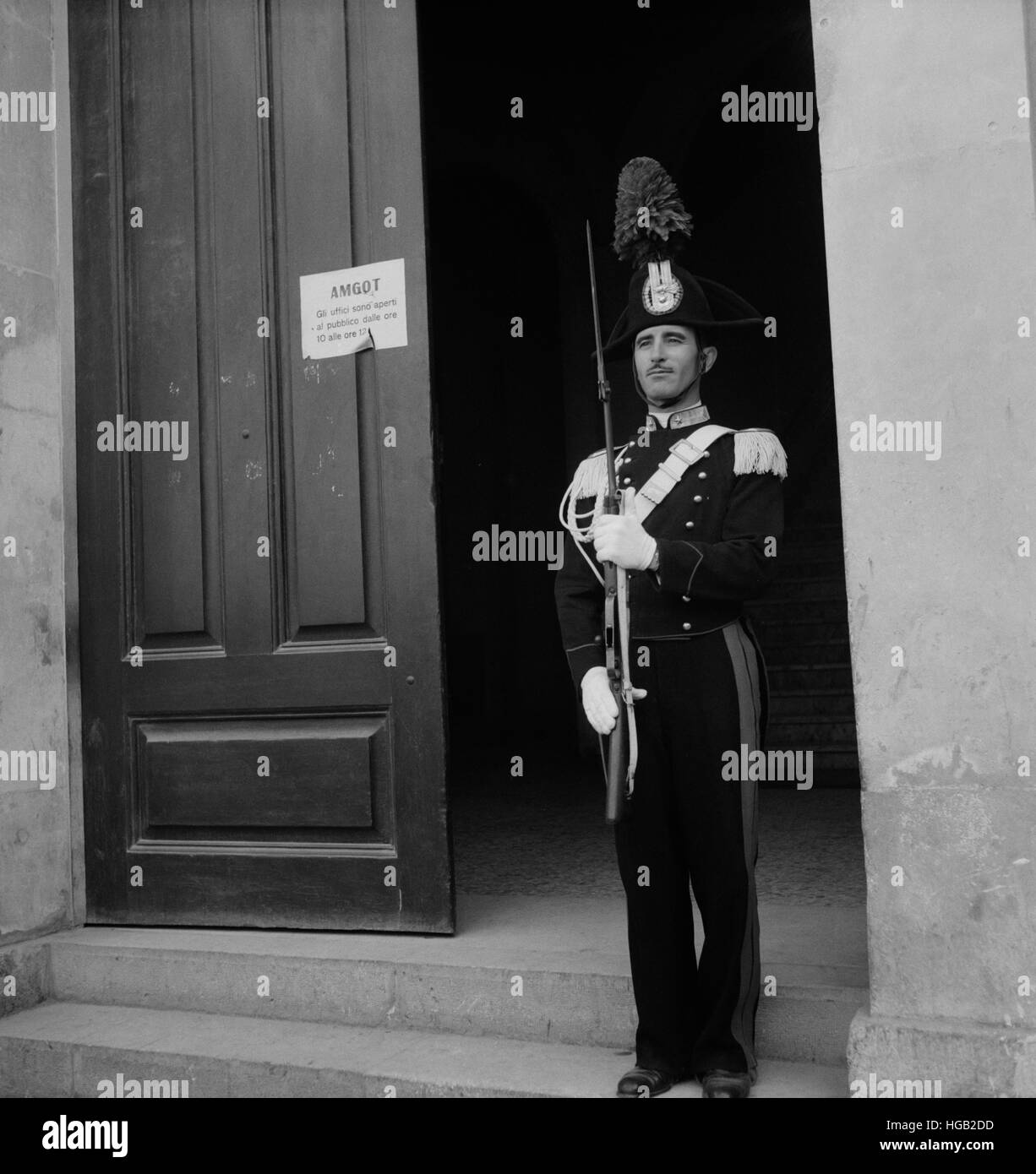La Police nationale italienne sur la garde devant un bureau du gouvernement militaire des Alliés en Sicile, 1943. Banque D'Images