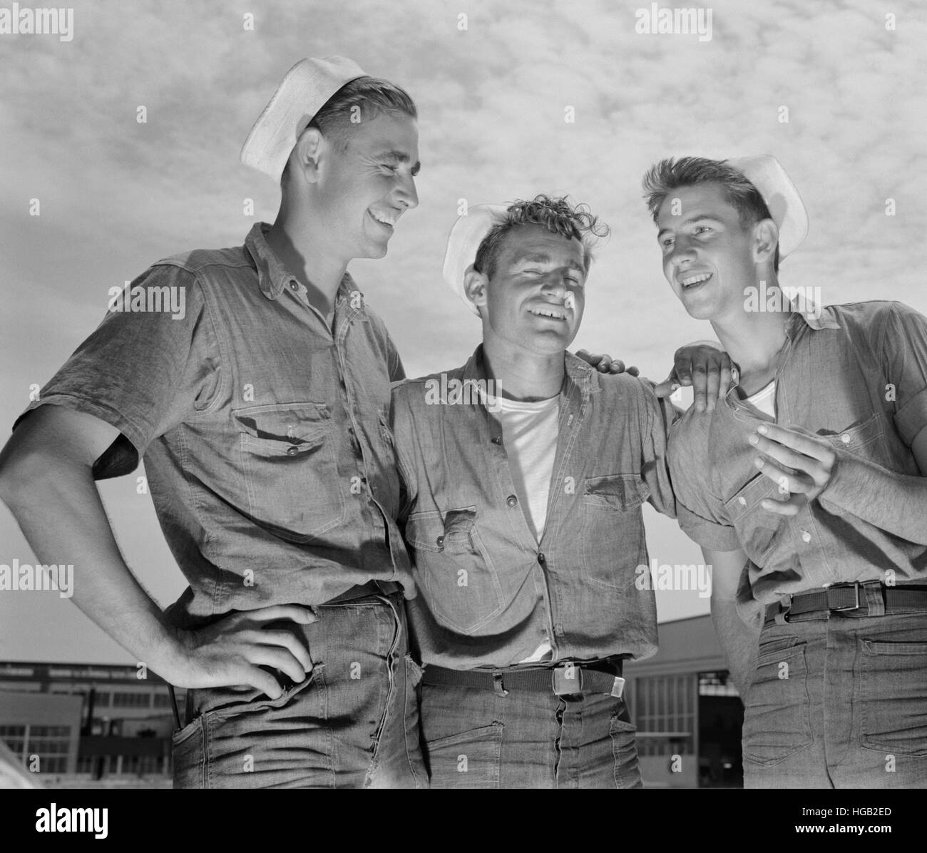 Mécanique marin rire sur une bonne histoire entre les opérations d'entretien sur les avions de la Marine, 1942. Banque D'Images