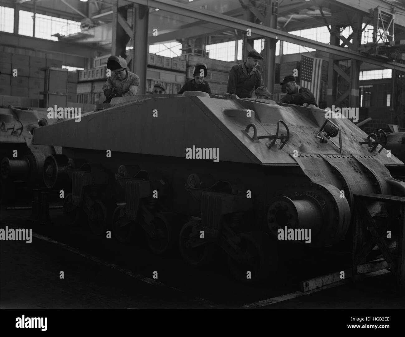Soudeurs de l'arc sur le travail effectué en partie-coque d'un nouveau tank M4, 1943. Banque D'Images