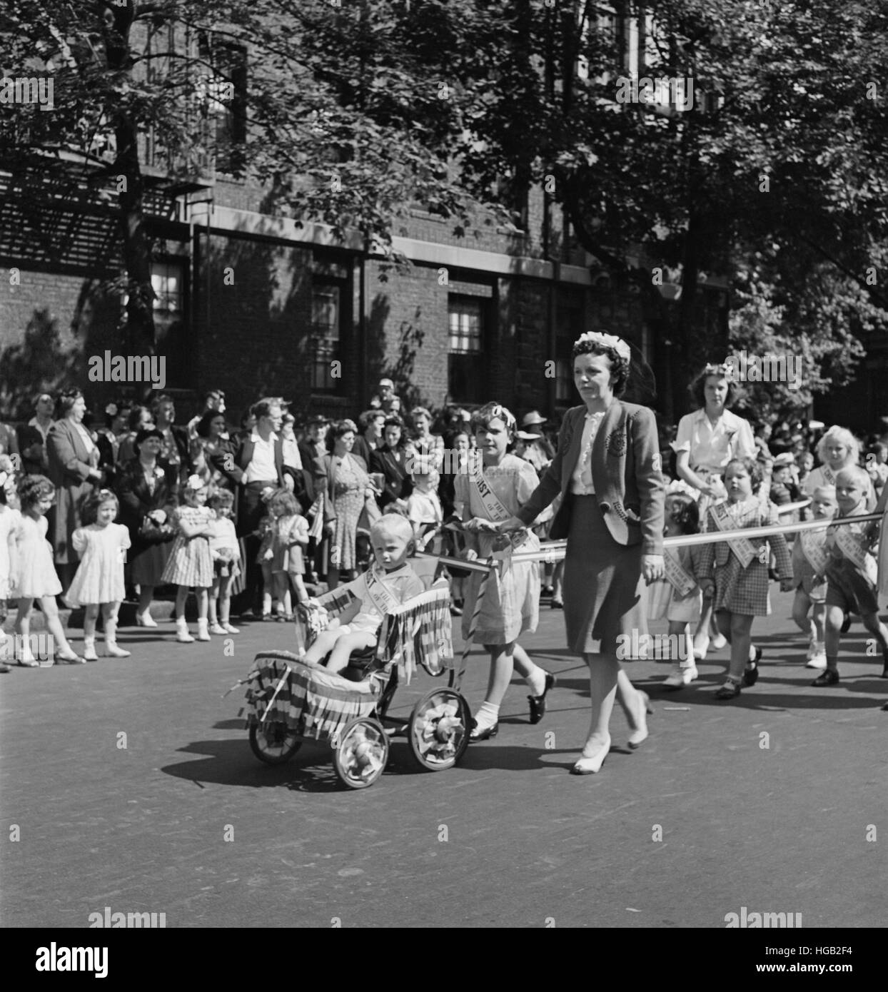 Défilé du Jour anniversaire de l'école du dimanche à l'Église du Bon Pasteur, Brooklyn, New York, 1944. Banque D'Images
