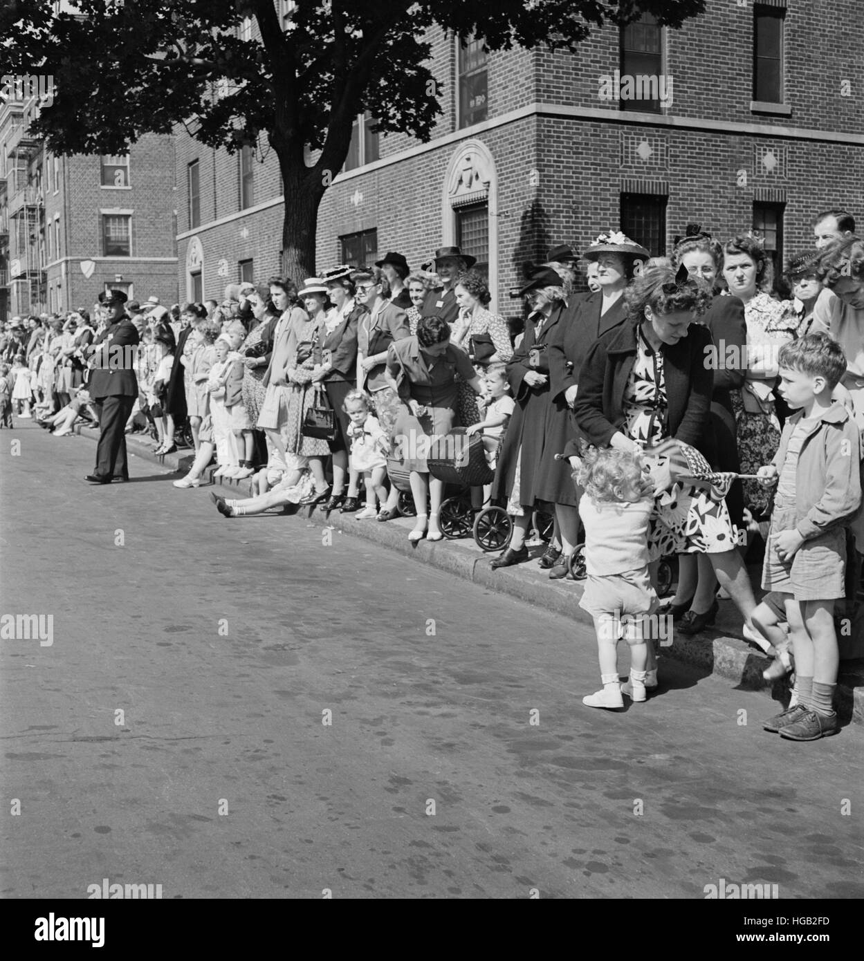 En regardant la foule d'un défilé à Brooklyn, New York, 1944. Banque D'Images
