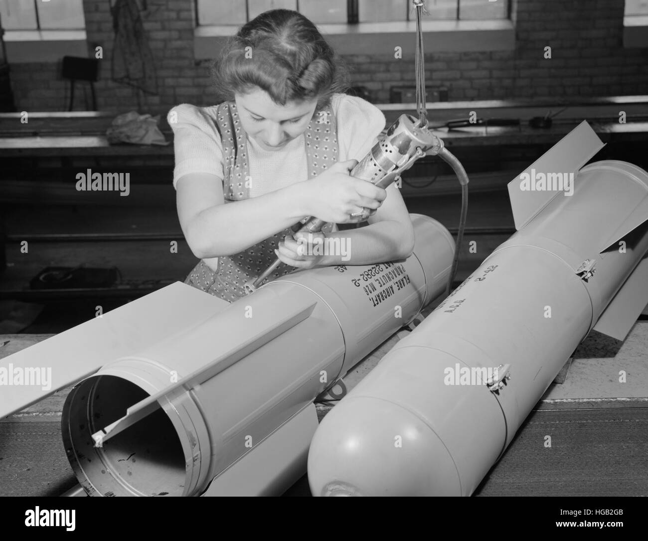 Femme de l'assemblage carters flare dans une usine, 1942. Banque D'Images