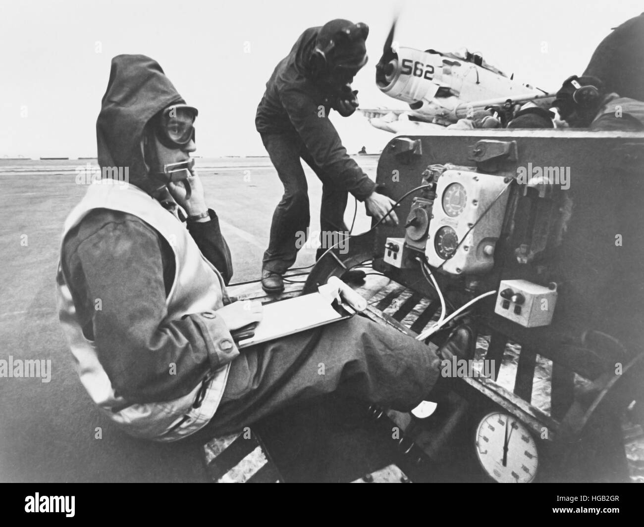 Officier d'une catapulte à son poste pendant les opérations de vol à bord du USS Bonhomme Richard, 1967. Banque D'Images