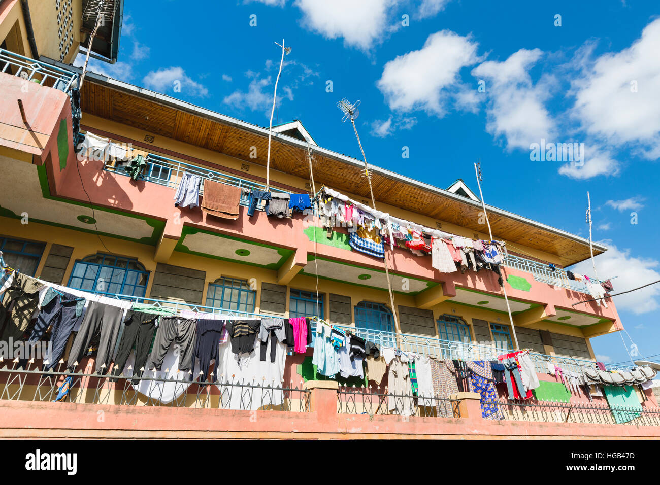 Appartement dans immeuble coloré typique Tassia, un quartier résidentiel à l'Est de Nairobi, Kenya avec séchage linge sur les balcons. Banque D'Images