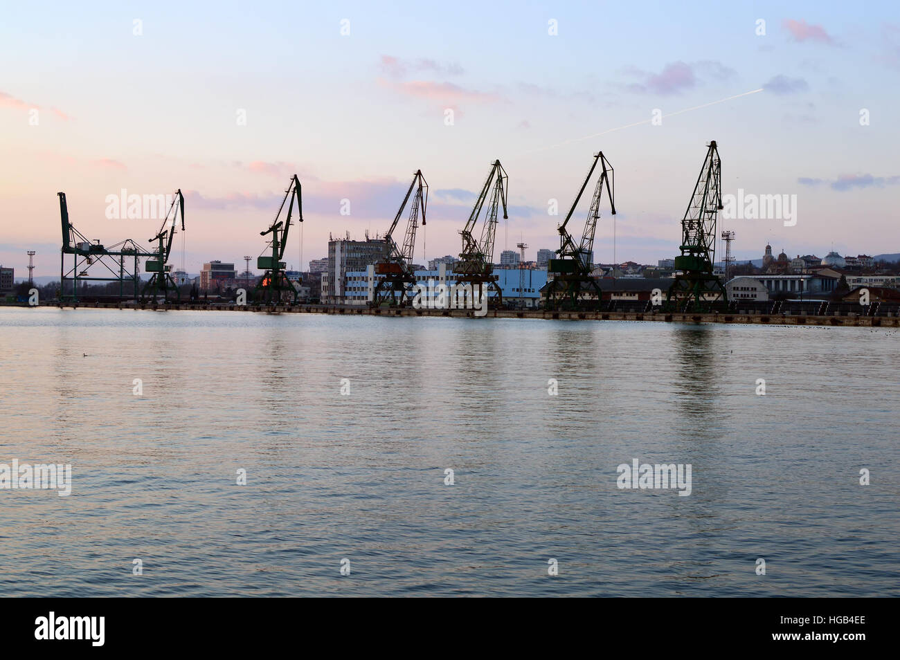 Les quais de chargement avec des silhouettes des grues après le coucher du soleil, le port de Varna, Bulgarie Banque D'Images