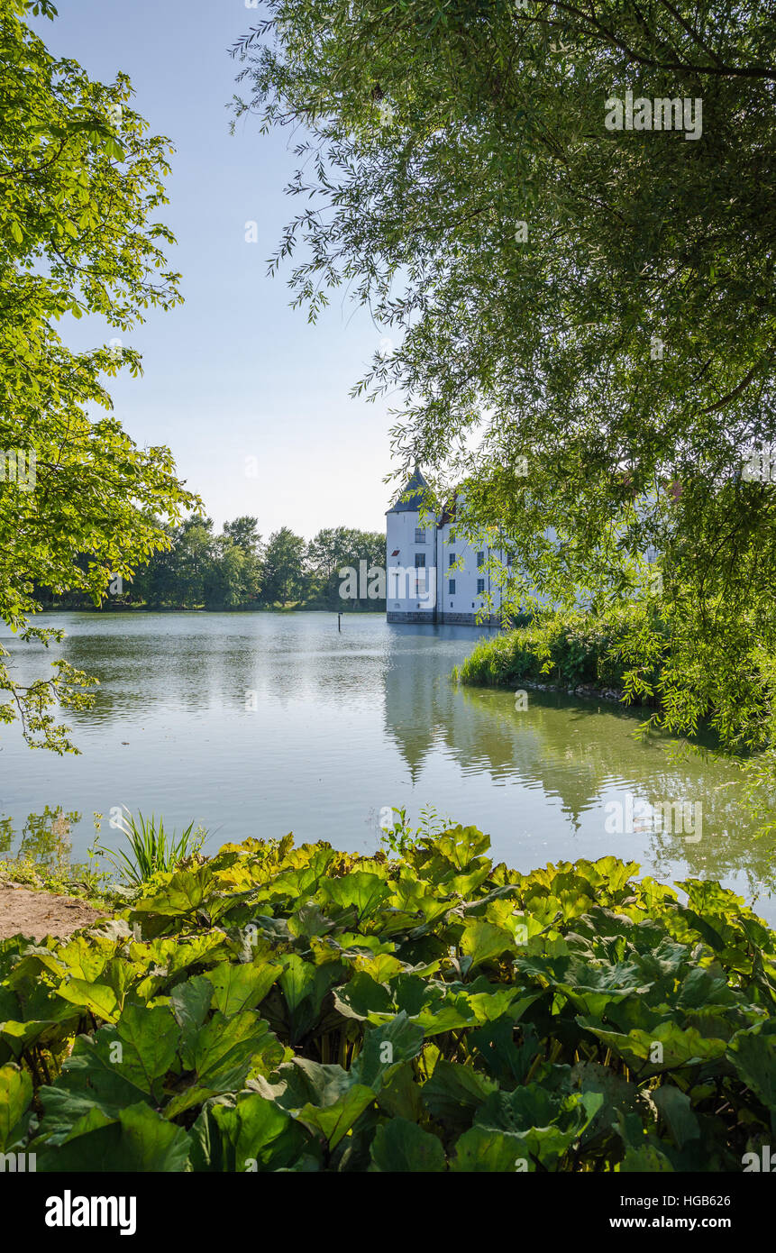 De l'eau allemand historique château Schloss Glücksburg sur une belle journée d'été, Allemagne Banque D'Images