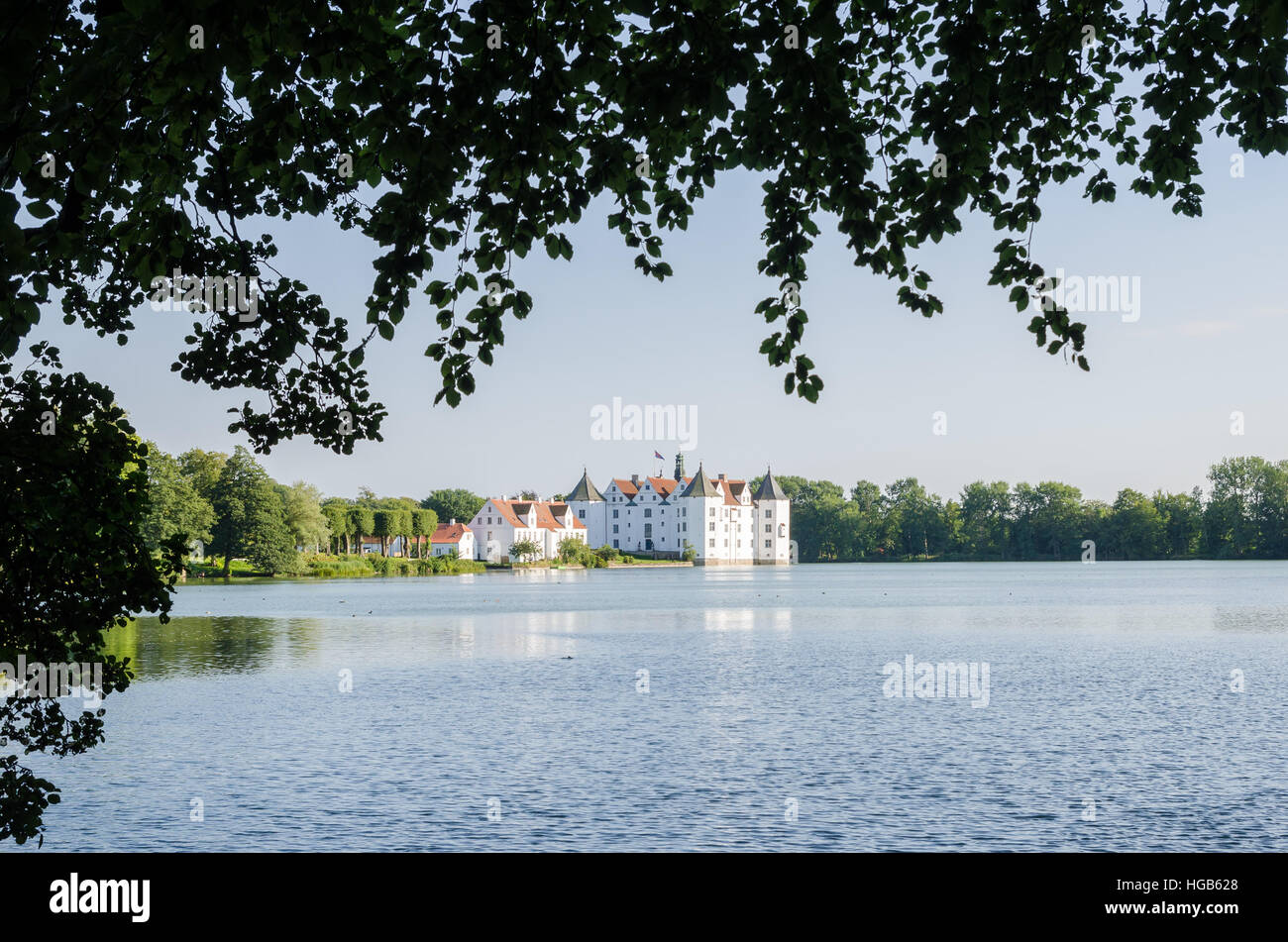 De l'eau allemand historique château Schloss Glücksburg sur une belle journée d'été, Allemagne Banque D'Images