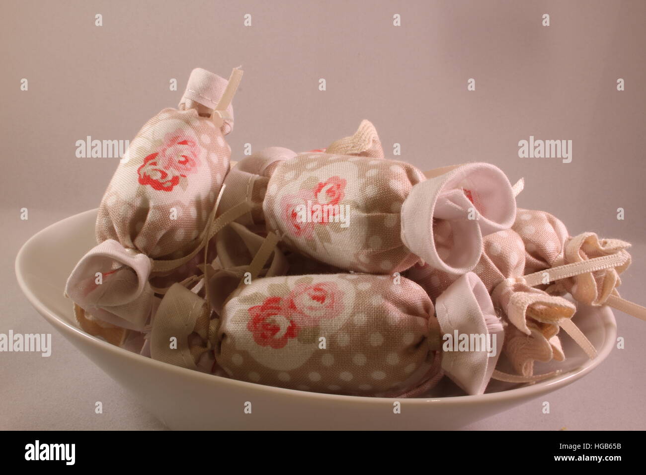 Bonbons de coton pour la décoration intérieure avec bol blanc Banque D'Images