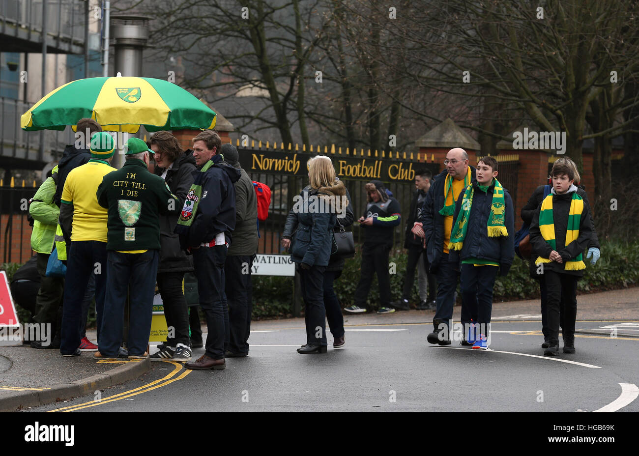 Fans à l'extérieur du terrain de l'avant de l'Unis, FA Cup troisième ronde match à Carrow Road, Norwich. Banque D'Images