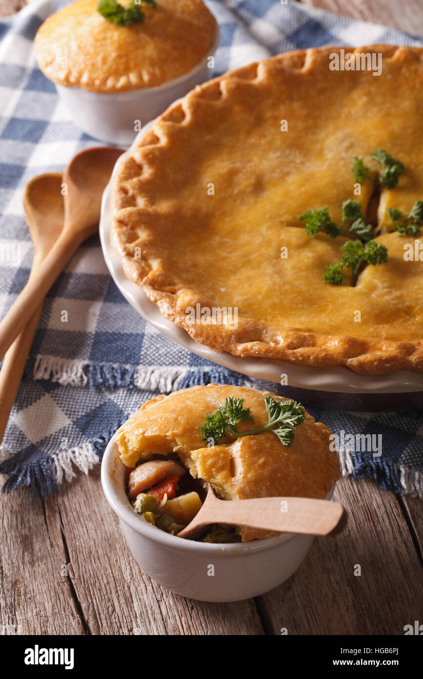 Tourte au poulet avec des légumes sur la table. La verticale Banque D'Images