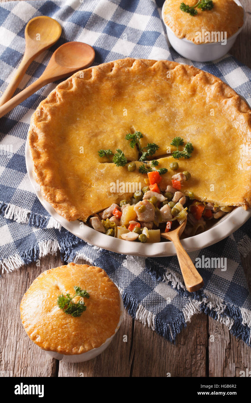 Des pâtisseries américaines : big Chicken Pot Pie close-up sur la table verticale. Banque D'Images