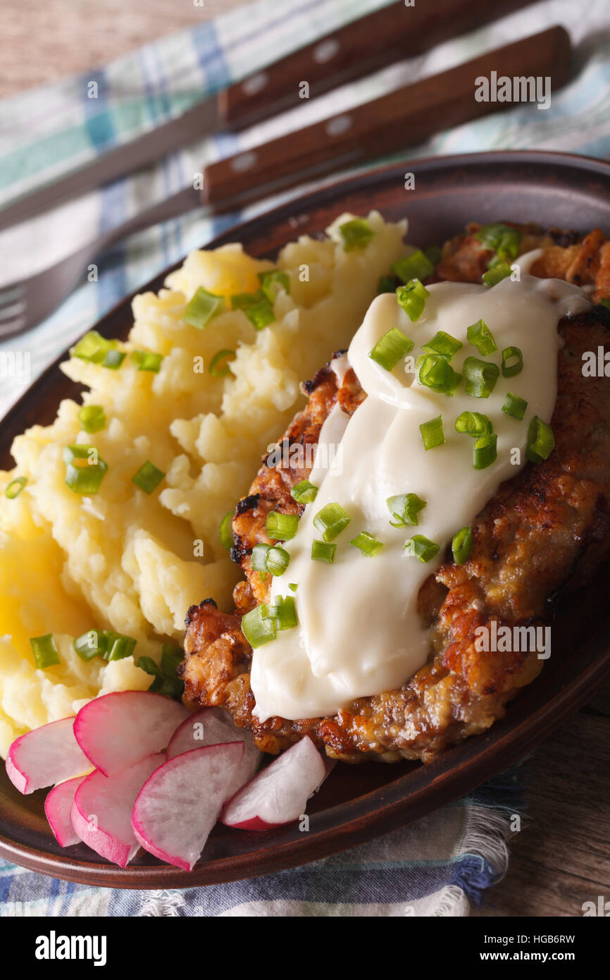 Steak frites de poulet et sauce blanche avec de la purée de pommes de terre sur une plaque verticale, close-up Banque D'Images