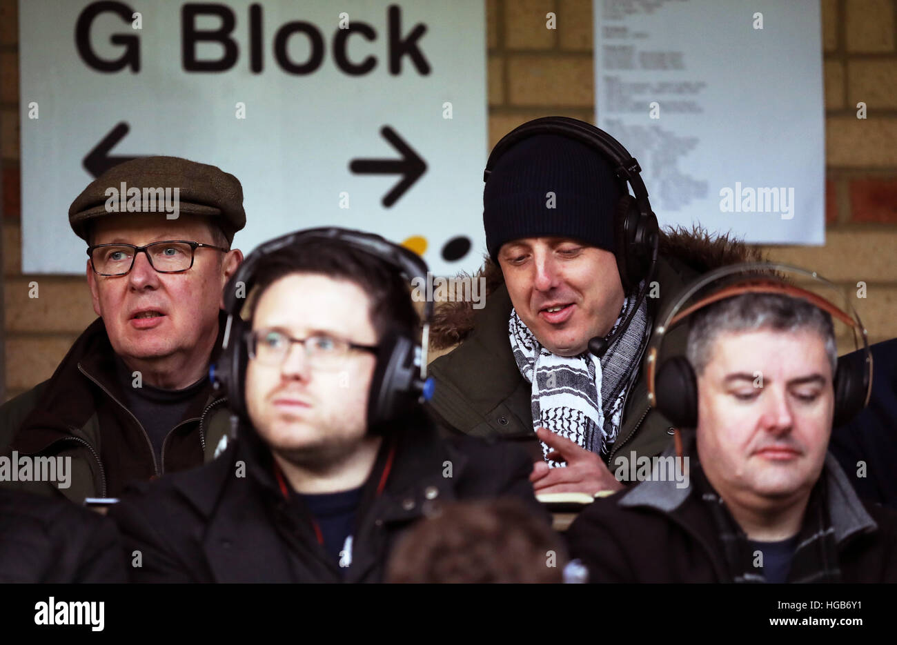 Bill Turnbull (à gauche) dans les peuplements au cours de la Unis en FA Cup, troisième tour match à Adams Park, High Wycombe. Banque D'Images