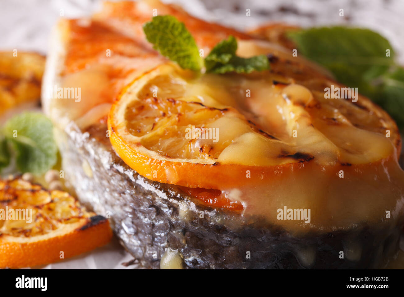 La Gastronomie : Pavé de saumon cuit au four avec sauce à l'orange horizontale de macro. Banque D'Images