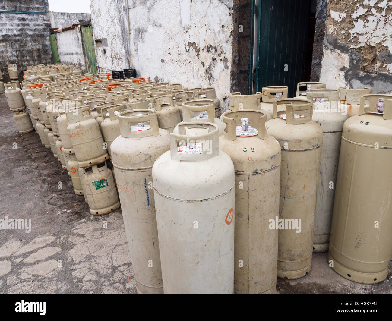 Les réservoirs de stockage de butane. Un grand nombre de réservoirs de gaz butane dans une cour d'entreposage. Banque D'Images